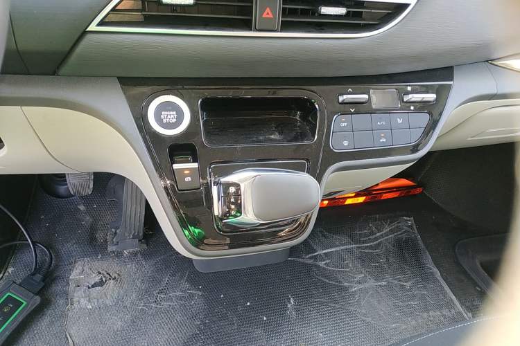 Used Sinotruk Pioneer V 2024 Multi-Function Edition 2.0T Automatic Mid-Roof with Central Axle Gear Lever