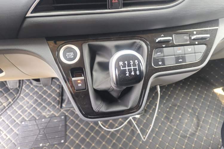 Used Sinotruk Pioneer V 2024 Multi-Function Version 2.0T Manual Short Wheelbase Mid-Roof Gear Lever
