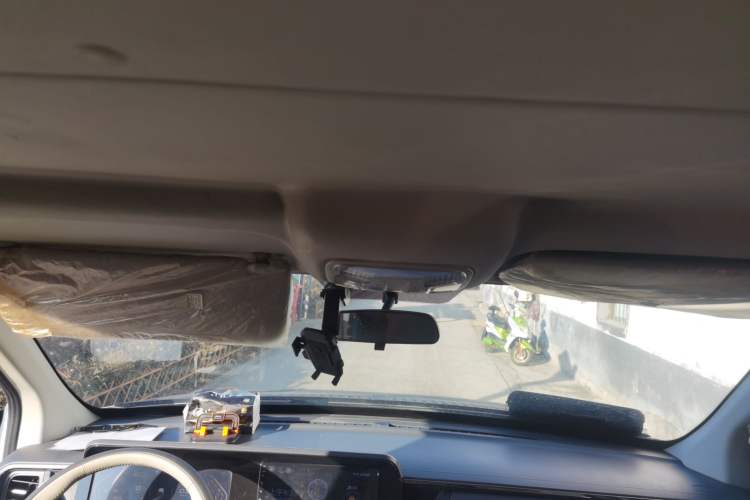 Used Sinotruk Pioneer V 2024 Multi-Function Edition 2.0T Manual Mid-Roof Low-Profile Headliner