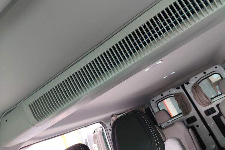 Used Sinotruk Pioneer V 2024 Multi-Function Edition 2.0T Automatic Mid-Roof Low-Profile Headliner