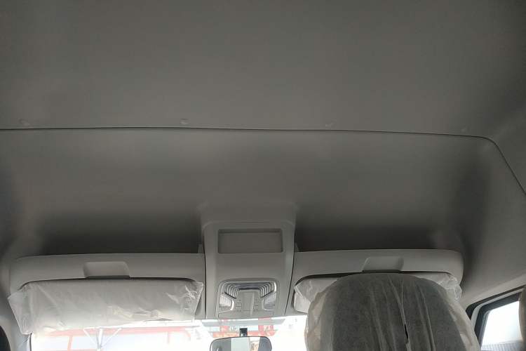 Used Sinotruk Pioneer V 2024 Multi-Function Edition 2.0T Automatic Mid-Roof with Central Axle Headliner
