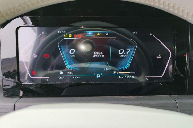 Used Sinotruk Pioneer V 2024 Multi-Function Edition 2.0T Automatic Mid-Roof Low-Profile Instrument Cluster