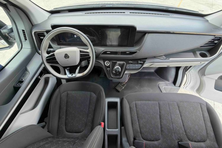 Used Sinotruk Pioneer V 2024 Multi-Function Edition 2.0T Manual Mid-Roof with Central Axle Interior 1