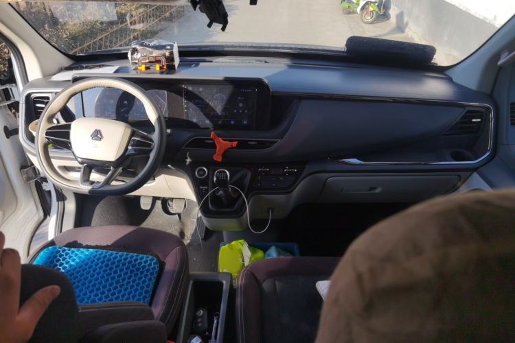 Used Sinotruk Pioneer V 2024 Multi-Function Edition 2.0T Manual Mid-Roof Low-Profile Interior 2