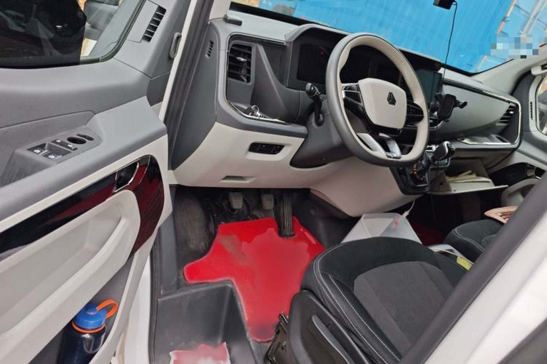 Used Sinotruk Pioneer V 2024 Multi-Function Edition 2.0T Manual Mid-Roof with Central Axle Interior 3