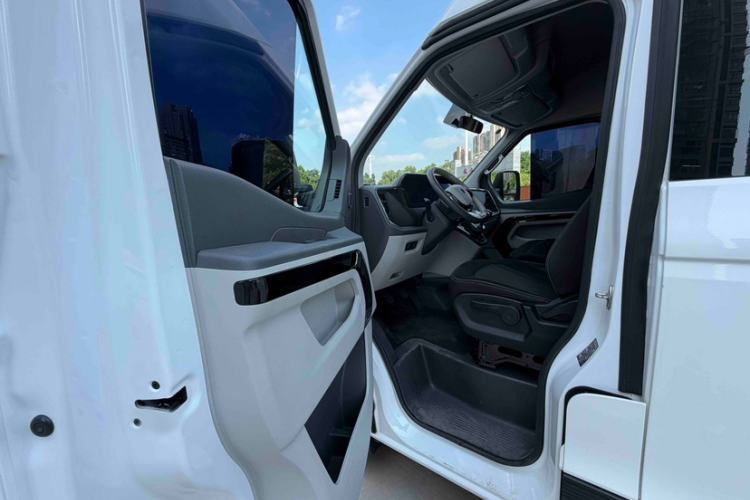 Used Sinotruk Pioneer V 2024 Multi-Function Edition 2.0T Manual Mid-Roof with Central Axle Interior 3