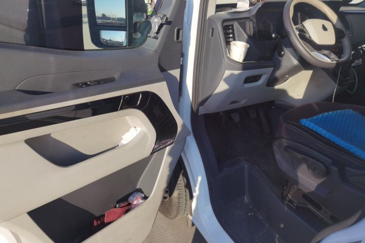 Used Sinotruk Pioneer V 2024 Multi-Function Edition 2.0T Manual Mid-Roof Low-Profile Interior 3