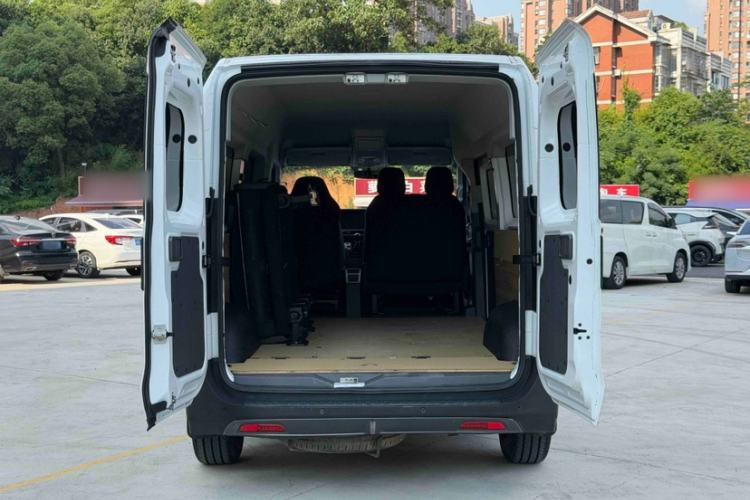 Used Sinotruk Pioneer V 2024 Multi-Function Edition 2.0T Manual Mid-Roof with Central Axle Interior 4