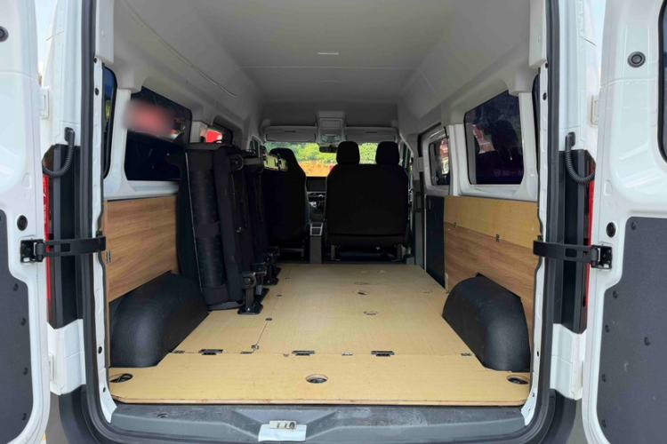 Used Sinotruk Pioneer V 2024 Multi-Function Edition 2.0T Manual Mid-Roof with Central Axle Interior 5