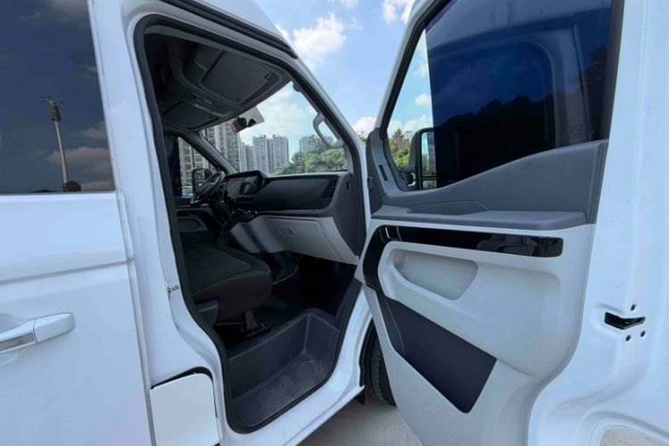 Used Sinotruk Pioneer V 2024 Multi-Function Edition 2.0T Manual Mid-Roof with Central Axle Interior 6