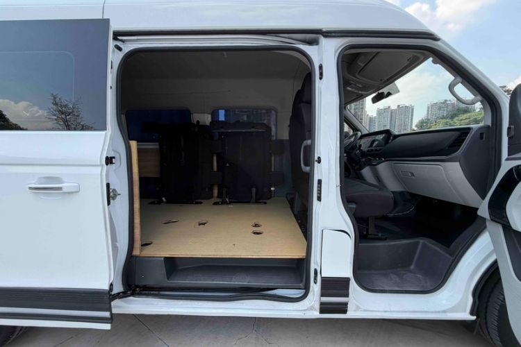 Used Sinotruk Pioneer V 2024 Multi-Function Edition 2.0T Manual Mid-Roof with Central Axle Interior 7