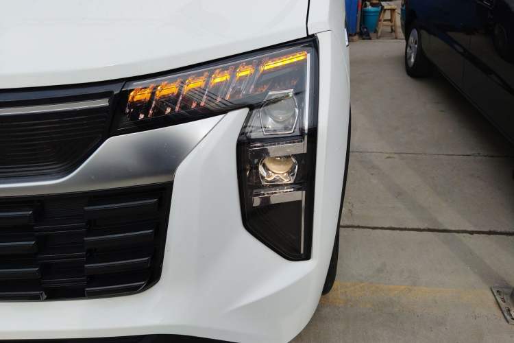 Used Sinotruk Pioneer V 2024 Multi-Function Edition 2.0T Automatic Mid-Roof Low-Profile Left Front Headlight