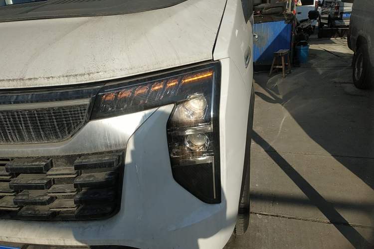 Used Sinotruk Pioneer V 2024 Multi-Function Edition 2.0T Automatic Mid-Roof with Central Axle Left Front Headlight