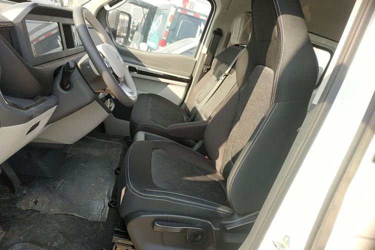 Used Sinotruk Pioneer V 2024 Multi-Function Edition 2.0T Automatic Mid-Roof with Central Axle Left Front Seat