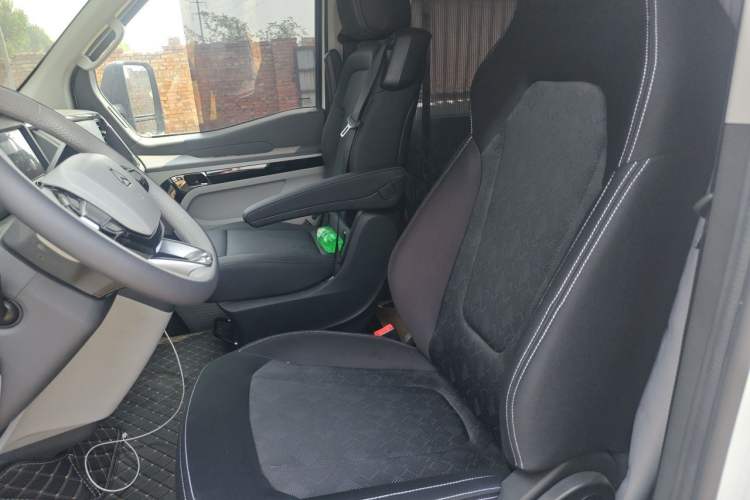 Used Sinotruk Pioneer V 2024 Multi-Function Version 2.0T Manual Short Wheelbase Mid-Roof Left Front Seat