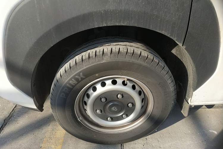 Used Sinotruk Pioneer V 2024 Multi-Function Edition 2.0T Automatic Mid-Roof with Central Axle Left Front Wheel Hub