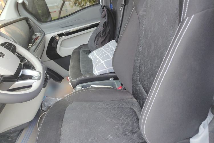 Used Sinotruk Pioneer V 2024 Multi-Function Edition 2.0T Automatic Mid-Roof with Central Axle Left Rear Seat
