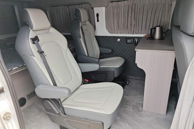 Used Sinotruk Pioneer V 2024 Multi-Function Edition 2.0T Automatic Mid-Roof with Central Axle Left Rear Seat