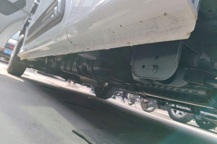 Used Sinotruk Pioneer V 2024 Multi-Function Edition 2.0T Automatic Mid-Roof Low-Profile Left Side Sill