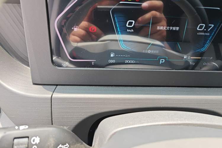 Used Sinotruk Pioneer V 2024 Multi-Function Edition 2.0T Automatic Mid-Roof with Central Axle Odometer Close Up