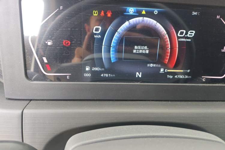 Used Sinotruk Pioneer V 2024 Multi-Function Version 2.0T Manual Short Wheelbase Mid-Roof Odometer Close Up