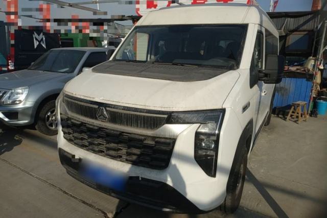 Used Sinotruk Pioneer V 2024 Multi-Function Edition 2.0T Automatic Mid-Roof with Central Axle
