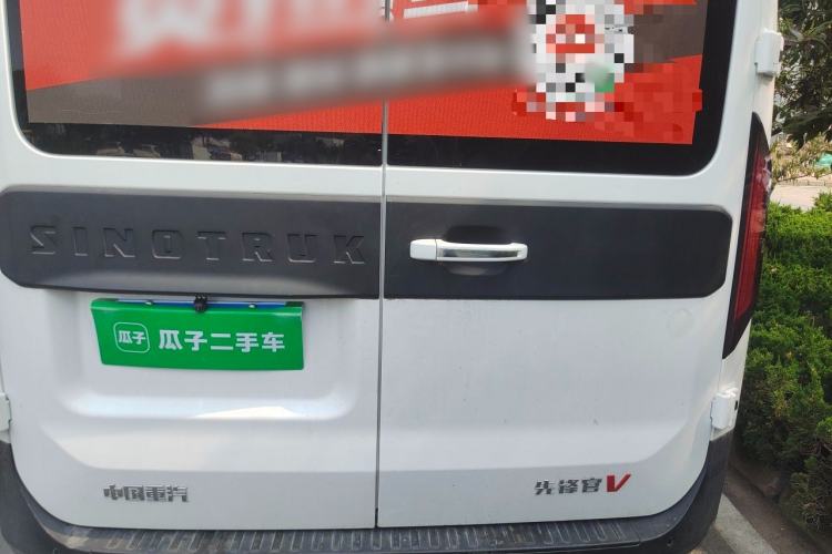 Used Sinotruk Pioneer V 2024 Multi-Function Edition 2.0T Automatic Mid-Roof with Central Axle Rear