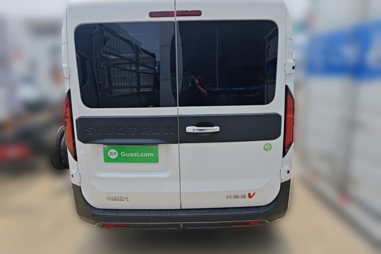 Used Sinotruk Pioneer V 2024 Multi-Function Edition 2.0T Automatic Mid-Roof with Central Axle Rear