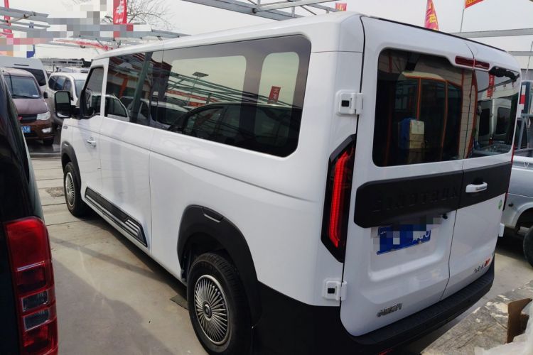 Used Sinotruk Pioneer V 2024 Multi-Function Edition 2.0T Automatic Mid-Roof Low-Profile Rear Left 45 Deg