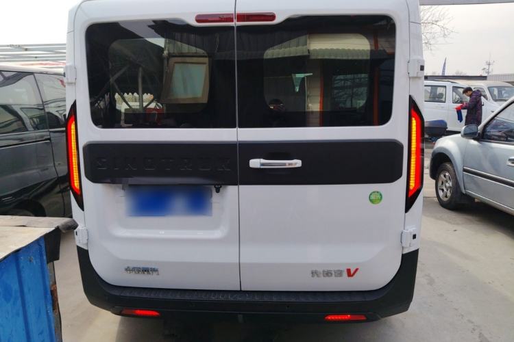 Used Sinotruk Pioneer V 2024 Multi-Function Edition 2.0T Automatic Mid-Roof Low-Profile Rear