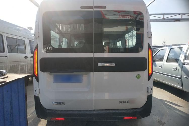 Used Sinotruk Pioneer V 2024 Multi-Function Edition 2.0T Automatic Mid-Roof with Central Axle Rear