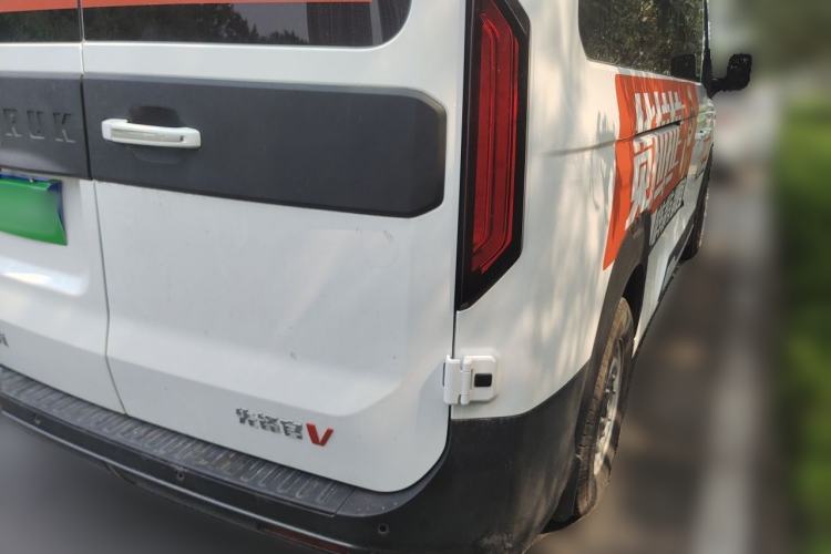 Used Sinotruk Pioneer V 2024 Multi-Function Edition 2.0T Automatic Mid-Roof with Central Axle Rear Right 45 Deg