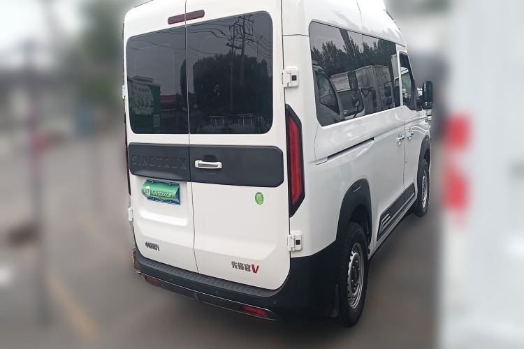 Used Sinotruk Pioneer V 2024 Multi-Function Version 2.0T Manual Short Wheelbase Mid-Roof Rear Right 45 Deg