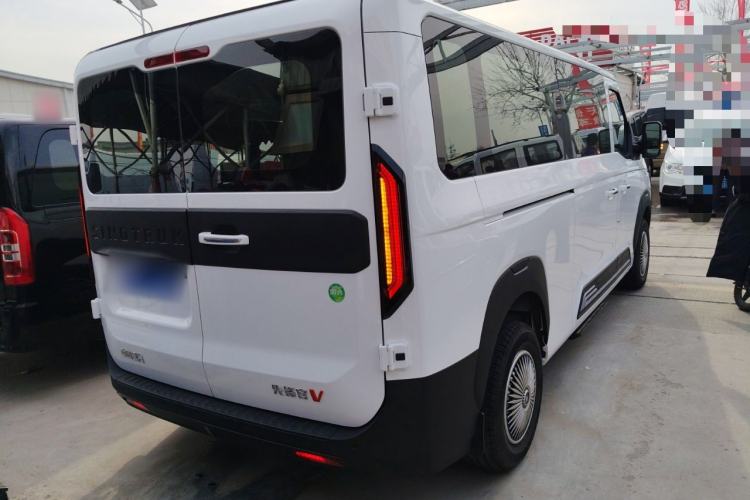 Used Sinotruk Pioneer V 2024 Multi-Function Edition 2.0T Automatic Mid-Roof Low-Profile Rear Right 45 Deg