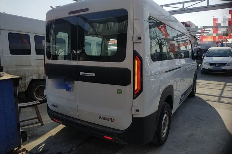 Used Sinotruk Pioneer V 2024 Multi-Function Edition 2.0T Automatic Mid-Roof with Central Axle Rear Right 45 Deg