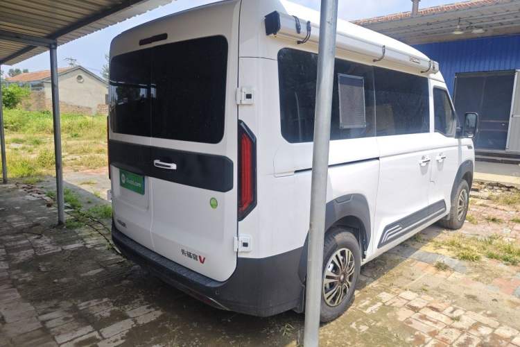 Used Sinotruk Pioneer V 2024 Multi-Function Version 2.0T Manual Short Wheelbase Mid-Roof Rear Right 45 Deg
