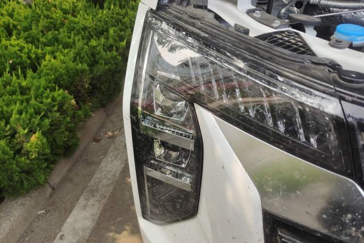Used Sinotruk Pioneer V 2024 Multi-Function Edition 2.0T Automatic Mid-Roof with Central Axle Right Front Headlight