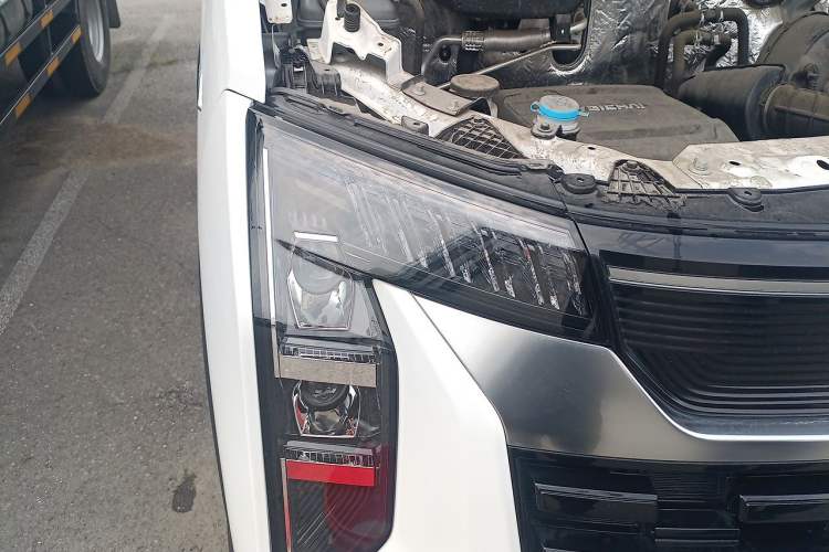 Used Sinotruk Pioneer V 2024 Multi-Function Version 2.0T Manual Short Wheelbase Mid-Roof Right Front Headlight