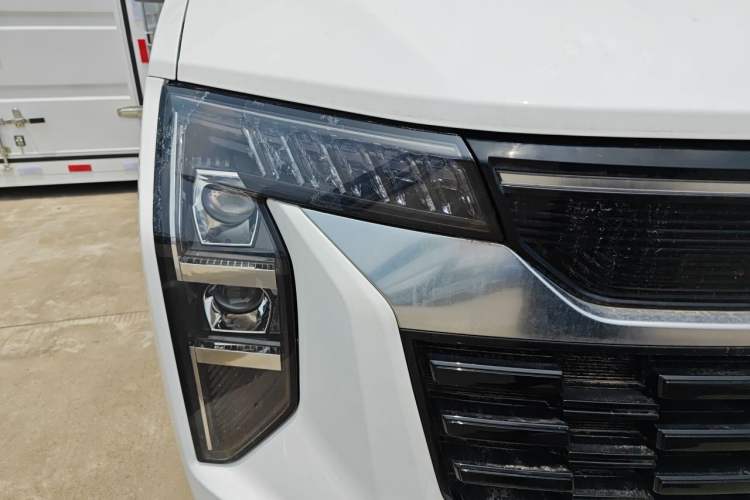 Used Sinotruk Pioneer V 2024 Multi-Function Edition 2.0T Automatic Mid-Roof with Central Axle Right Front Headlight