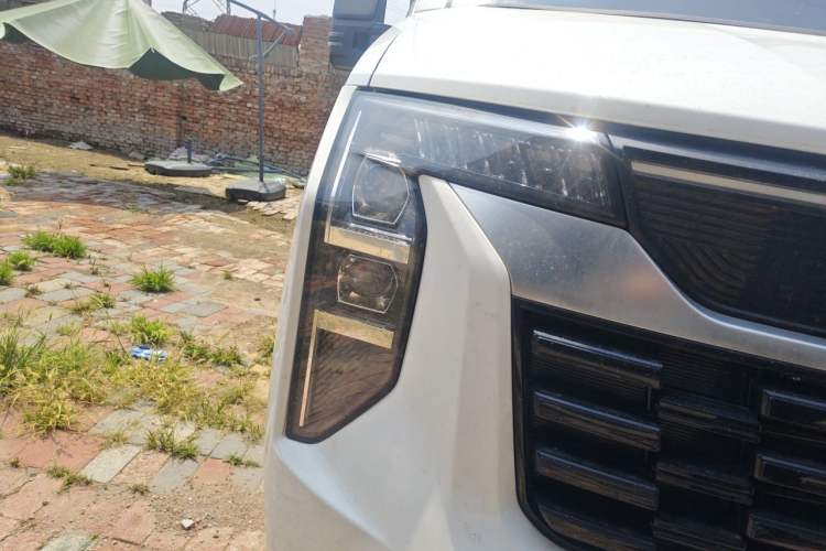 Used Sinotruk Pioneer V 2024 Multi-Function Version 2.0T Manual Short Wheelbase Mid-Roof Right Front Headlight