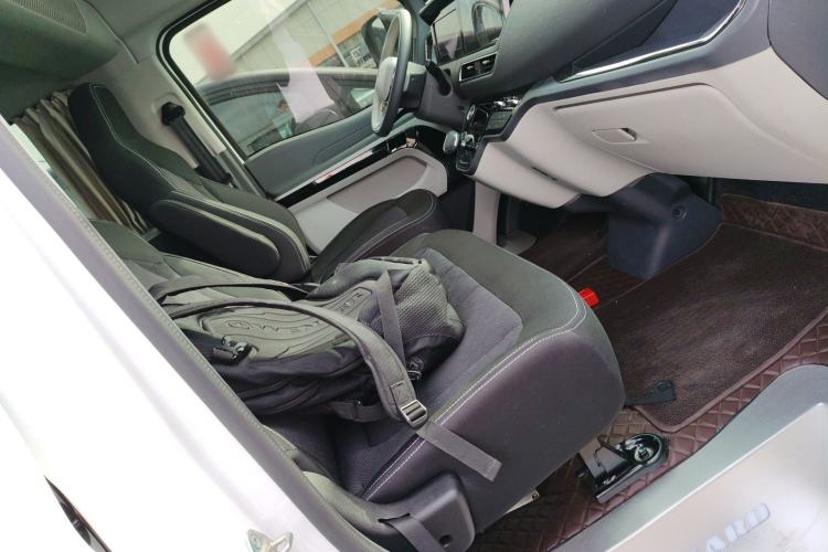 Used Sinotruk Pioneer V 2024 Multi-Function Edition 2.0T Automatic Mid-Roof Low-Profile Right Front Seat