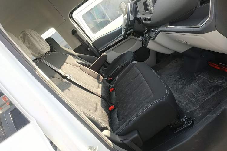 Used Sinotruk Pioneer V 2024 Multi-Function Edition 2.0T Automatic Mid-Roof with Central Axle Right Front Seat