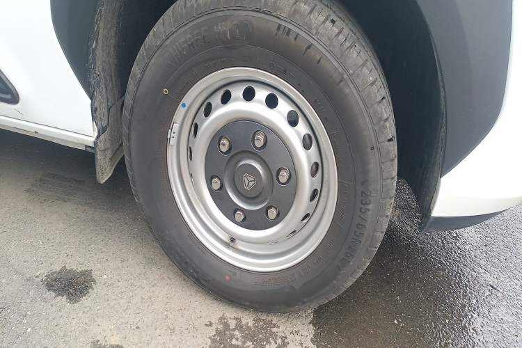 Used Sinotruk Pioneer V 2024 Multi-Function Version 2.0T Manual Short Wheelbase Mid-Roof Right Front Wheel Hub