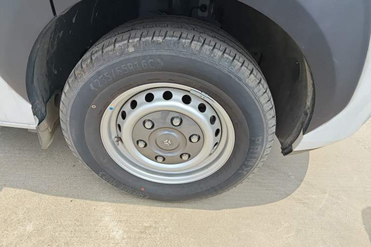 Used Sinotruk Pioneer V 2024 Multi-Function Edition 2.0T Automatic Mid-Roof with Central Axle Right Front Wheel Hub