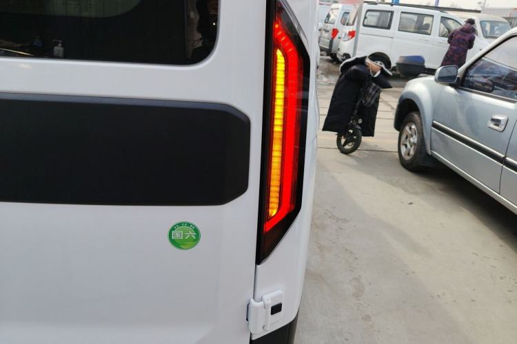 Used Sinotruk Pioneer V 2024 Multi-Function Edition 2.0T Automatic Mid-Roof Low-Profile Right Rear Taillight
