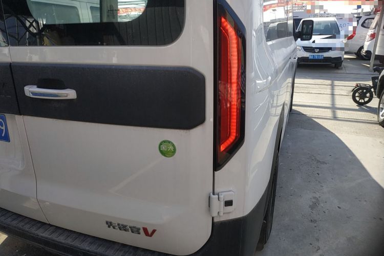 Used Sinotruk Pioneer V 2024 Multi-Function Edition 2.0T Automatic Mid-Roof with Central Axle Right Rear Taillight