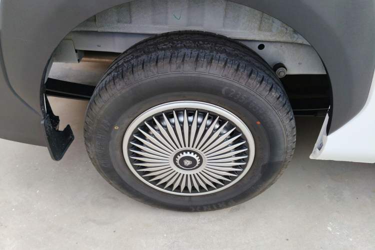 Used Sinotruk Pioneer V 2024 Multi-Function Edition 2.0T Automatic Mid-Roof Low-Profile Right Rear Wheel Hub