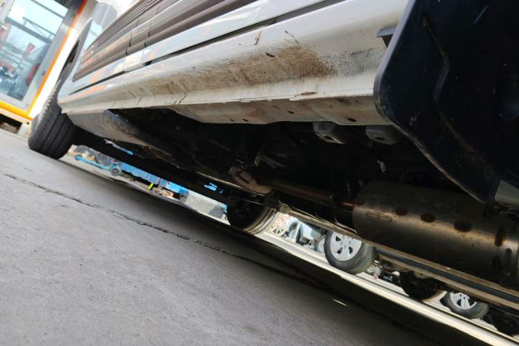 Used Sinotruk Pioneer V 2024 Multi-Function Edition 2.0T Automatic Mid-Roof Low-Profile Right Side Sill