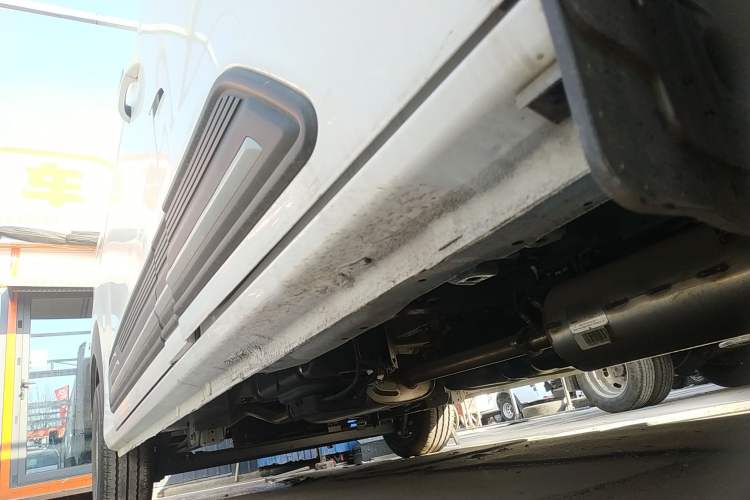 Used Sinotruk Pioneer V 2024 Multi-Function Edition 2.0T Automatic Mid-Roof with Central Axle Right Side Sill