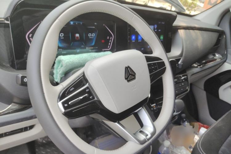 Used Sinotruk Pioneer V 2024 Multi-Function Edition 2.0T Automatic Mid-Roof with Central Axle Steering Wheel